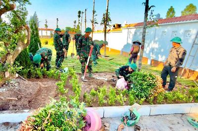 Cán bộ, chiến sĩ Trung đoàn 2 góp sức tôn tạo Nghĩa trang liệt sĩ Triều Tiên tại xã Tân Dĩnh
