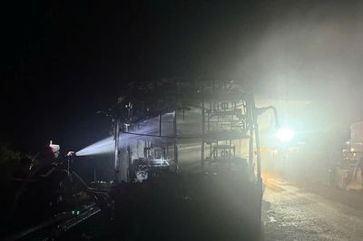 Xe khách Gia Lai bốc cháy trên cao tốc qua Khánh Hòa khiến nam sinh viên tử vong
