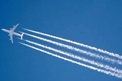 Vì sao máy bay có thể đổi độ cao để tránh vệt trắng trên trời?