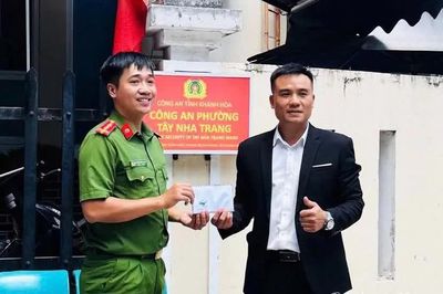 Nhặt được 10,5 triệu đồng, người dân giao công an tìm chủ nhân trao trả