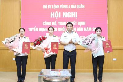 Vùng 4 Hải quân trao quyết định tuyển dụng quân nhân chuyên nghiệp năm 2026