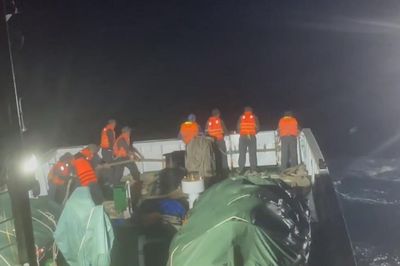 Tàu KN467 nỗ lực lai dắt tàu cá cùng 21 ngư dân về Đặc khu Phú Quý
