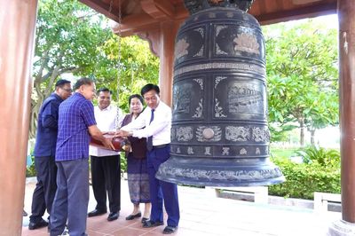 Đoàn đại biểu Ủy ban Mặt trận Lào dâng hương tại Đền thờ Bác Hồ và các Anh hùng liệt sĩ tỉnh