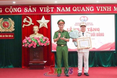 Đảng ủy Công an tỉnh Sơn La tổ chức Lễ trao tặng Huy hiệu Đảng