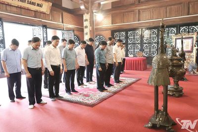 Thường trực Tỉnh ủy khảo sát khu vực dự kiến đặt Tượng đài Chủ tịch Hồ Chí Minh tại xã Phú Đình