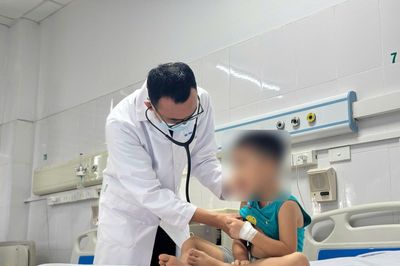 Sốt cao liên tục, bé trai 4 tuổi phát hiện nhiễm Adenovirus: 3 dấu hiệu cha mẹ phải đặc biệt lưu ý