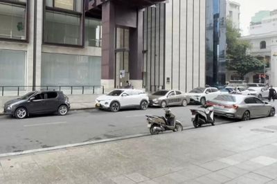 Phương tiện tiếp tục dừng đỗ lộn xộn trên phố Bùi Thị Xuân