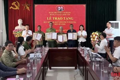 Đảng ủy xã Canh Tân trao tặng Huy hiệu Đảng cho 18 đảng viên