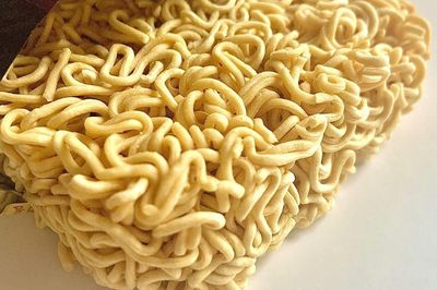 Vì sao mì ăn liền không làm sợi thẳng như mì Ý? Bí mật nằm ở đây