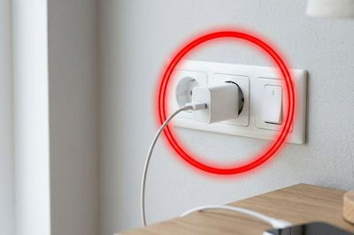 Lời khuyên cho những người không bao giờ rút sạc điện thoại khỏi ổ điện sau khi dùng