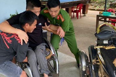 Công an xã Trà Liên tận tình hỗ trợ người khuyết tật làm định danh điện tử