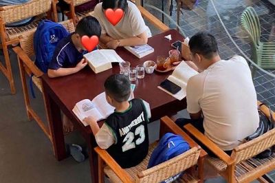 Bức ảnh gia đình trong quán cafe gây sốt khắp MXH, hai cậu bé làm một việc khiến nhiều người 'xin vía'
