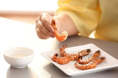 Vỏ tôm có thực sự giàu canxi? Có nên ăn để tốt cho sức khỏe?