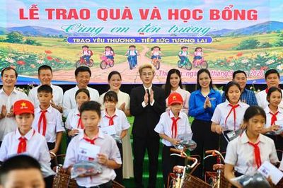Tiếp sức cho 200 học sinh nghèo miền núi đến trường