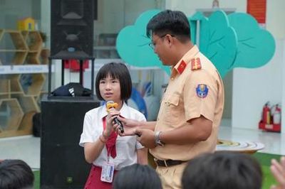 Đội CSGT Bình Triệu tuyên truyền pháp luật giao thông cho học sinh dịp đầu năm học mới