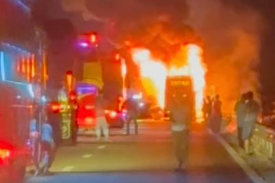 Xe khách giường nằm bốc cháy trên cao tốc Cam Lâm - Vĩnh Hảo, 1 người tử vong