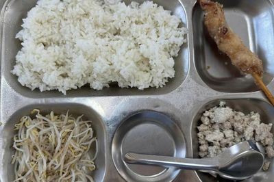 Hà Nội yêu cầu làm rõ suất ăn bán trú 40.000 đồng bị phụ huynh chê lèo tèo