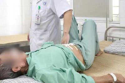 Người đàn ông 72 tuổi đang khỏe mạnh bị thủng ruột vì thói quen sau ăn nhiều người Việt mắc phải