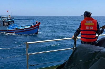 Tàu Hải quân kịp thời cứu tàu cá cùng 13 ngư dân gặp nạn