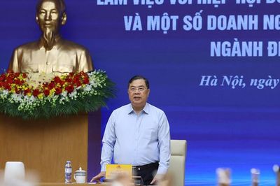 Phó Thủ tướng Thường trực yêu ngành điện tử giảm phụ thuộc nguồn cung nước ngoài