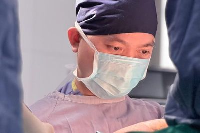 Hy hữu: Tay cầm ghi đông xe máy 'trôi' từ đùi lên tiểu khung thanh niên 25 tuổi