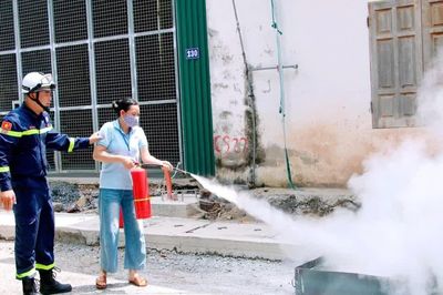 Huấn luyện nghiệp vụ phòng cháy chữa cháy cho hơn 100 công nhân ngành may xuất khẩu