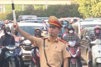 CSGT Hà Nội thực hiện nhiệm vụ 'kép' trên những tuyến đường Ba nhất