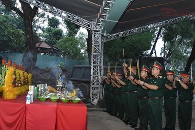 Lãnh đạo Quân khu 7 dâng hương tri ân anh hùng liệt sĩ tại công viên Lê Thị Riêng