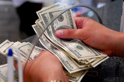 Giá USD rơi xuống đáy 6 tháng
