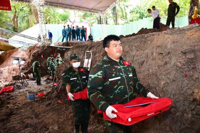 Phát hiện 13 hài cốt liệt sĩ tại rãnh mộ mới ở Công viên Lê Thị Riêng