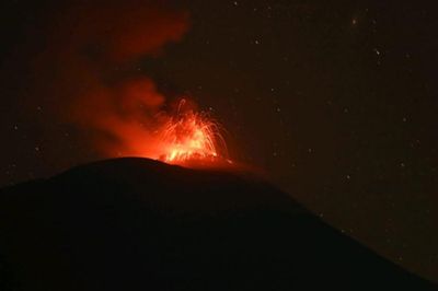 Núi lửa Indonesia phun trào, dung nham tiến sát các ngôi làng