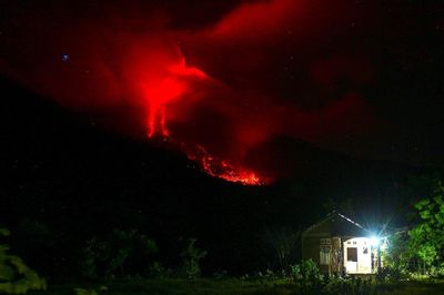 Dung nham đỏ rực tràn sát làng ở Indonesia