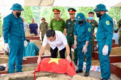 Lấy mẫu ADN 12 hài cốt liệt sĩ chưa rõ danh tính ở Thái Nguyên