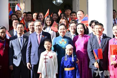 Chủ tịch Quốc hội và phu nhân gặp gỡ cộng đồng người Việt Nam tại Mông Cổ