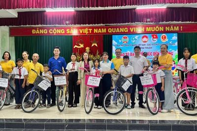 Trao tặng xe đạp cho học sinh khó khăn
