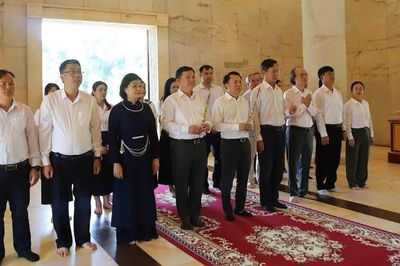 Đoàn công tác ĐH Thái Nguyên dâng hương, dâng hoa Đền thờ Chủ tịch Hồ Chí Minh tại Pác Bó