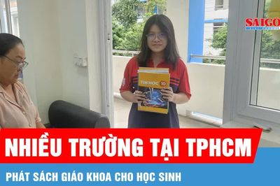 Nhiều trường tại TPHCM phát sách giáo khoa cho học sinh