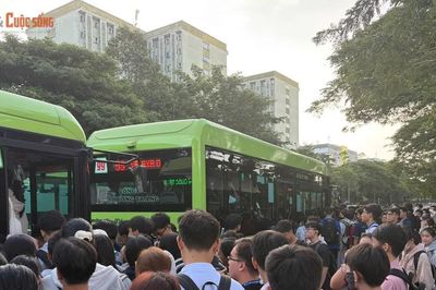 [GALLERY] Xe buýt kín chỗ, hàng trăm sinh viên xếp hàng chờ xe