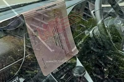 Toyota Innova Hycross facelift lộ diện khoang nội thất mới