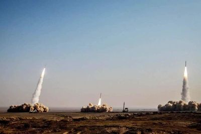 Iran phóng loạt tên lửa hạng nặng vào Jordan, Mỹ phá hủy thêm 5 tàu chở dầu