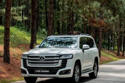Toyota Land Cruiser 300 HEV ra mắt khách Việt, giá bán 4,71 tỷ đồng
