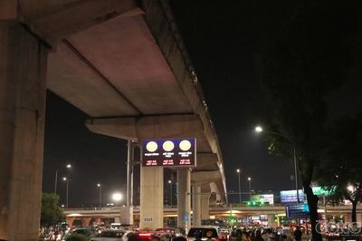Hà Nội mưa dông, ùn tắc giờ tan tầm trước khi đón không khí lạnh