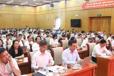 Nâng cao trách nhiệm của cán bộ, đảng viên trong công tác chính trị, tư tưởng