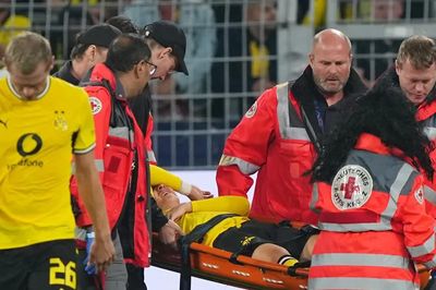 Sao trẻ Dortmund đổ gục xuống sân trong trận ra mắt Champions League