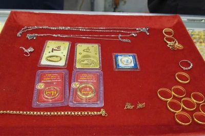 Nhặt được nữ trang vàng từ thùng rác, cụ bà giao nộp công an