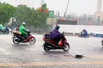 Vì sao Hà Nội mưa như trút, lốc sét?