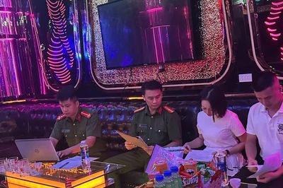 Kiểm tra quán Karaoke, phát hiện 4 cô gái múa khiêu dâm trong phòng VIP
