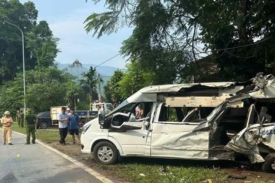 Xe đầu kéo va chạm với xe 16 chỗ khiến 2 người tử vong trên Quốc lộ 6