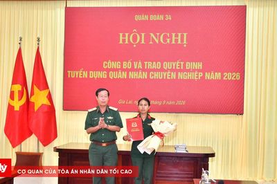 Vợ của chiến sĩ tử vong khi cứu 2 người được tuyển dụng làm quân nhân chuyên nghiệp