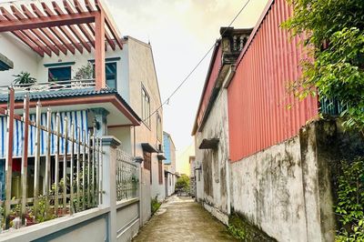 Tự ý xây nhà trên đất ao, vườn trước 2010, có phải tháo dỡ mới được cấp sổ đỏ?